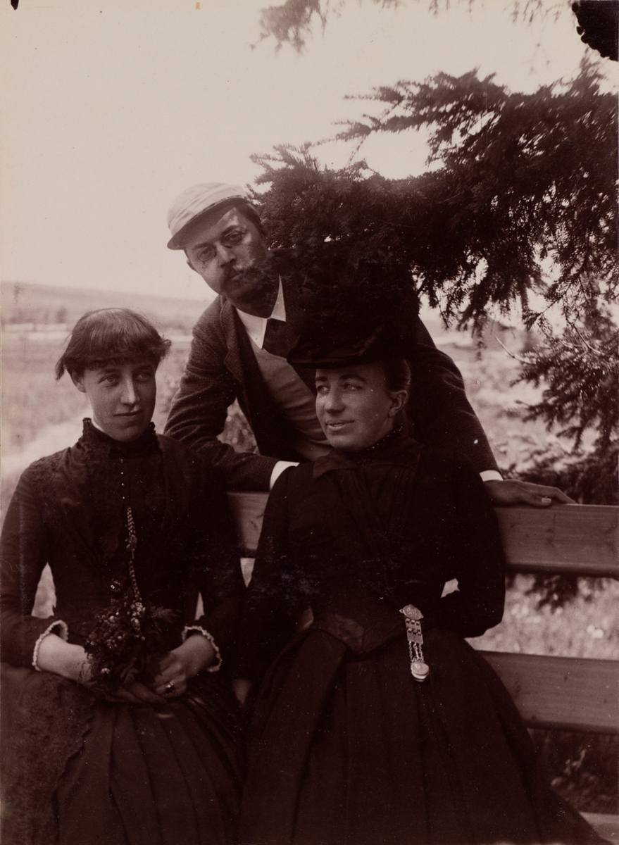 Gruppeportrett fra Gausdal Sanatorium med Hans Vogt bakerst, frøken Heitman og Mathilde Mathiesen foran.