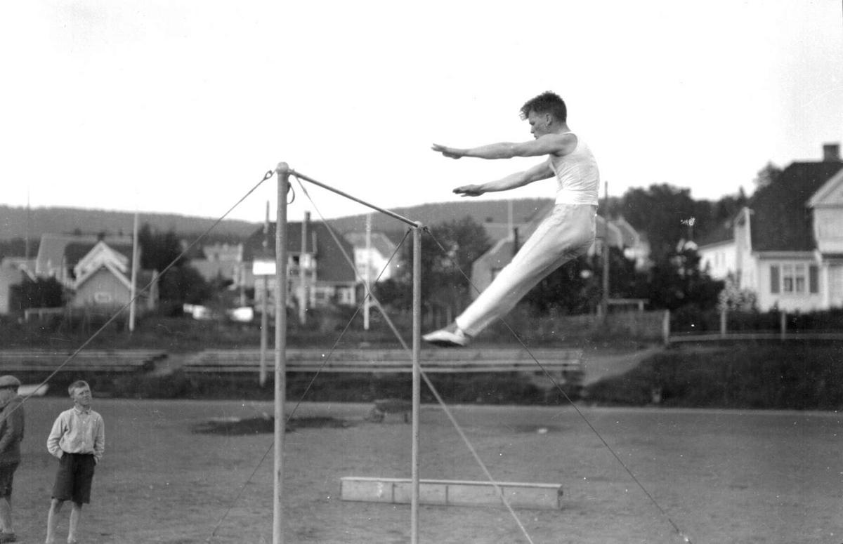 Kaare Viken, turnoppvisning på Sportsplassen. Svingstang. Fire bilder. Kaare Viken var norgesmester i turn-mangekamp i seks år (1929-1935