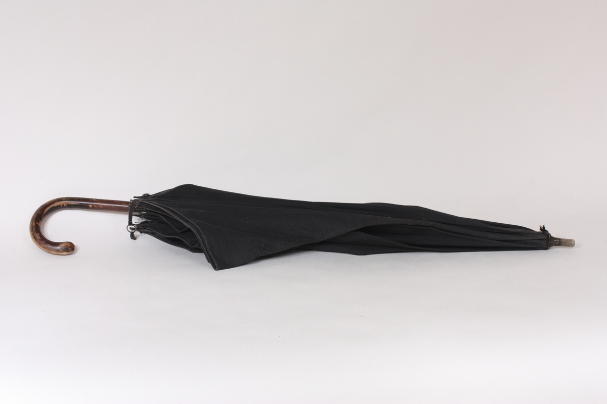 "Klassisk" dameparaply med kunststofftrekk i raudt, kvitt og grønt. Handtak er laga av horn