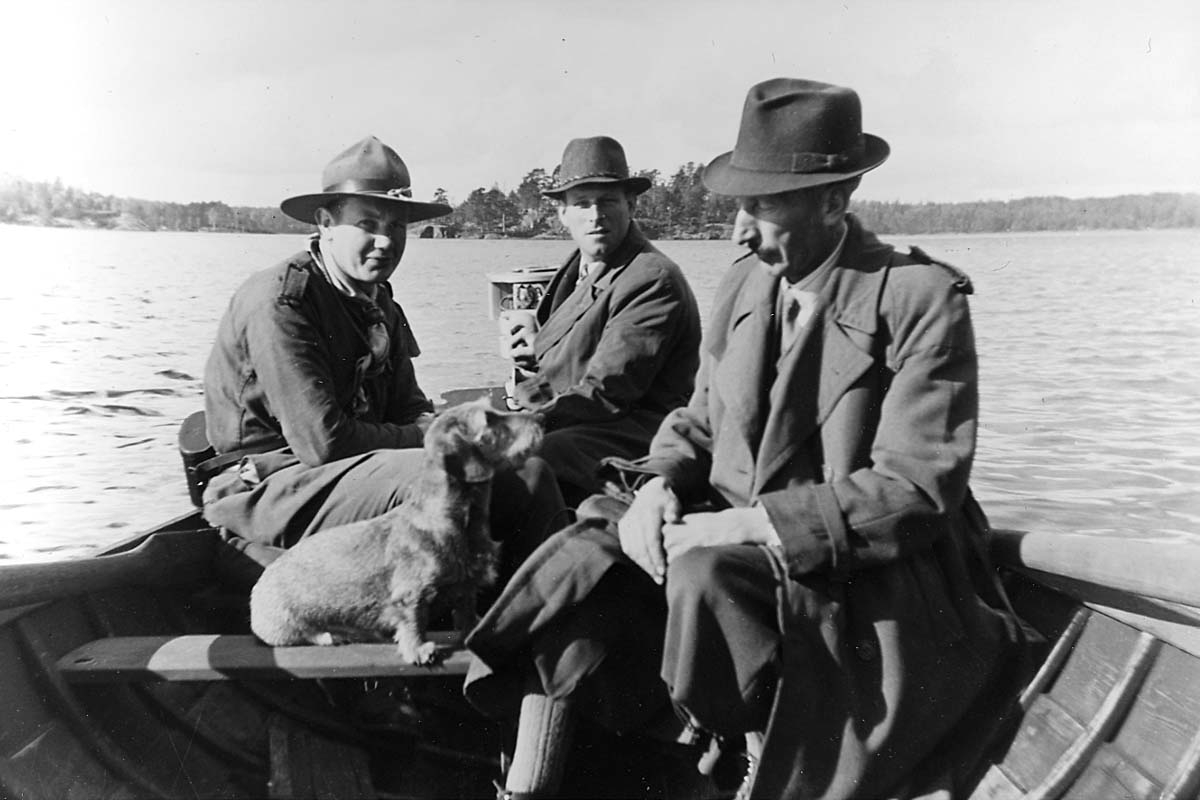 Motorbåtsfärd på Stora Trehörningen, tre män och en hund.
Thure Elgåsen, Jägmästare Söderström med taxen, Herbert Löfstrand styr.