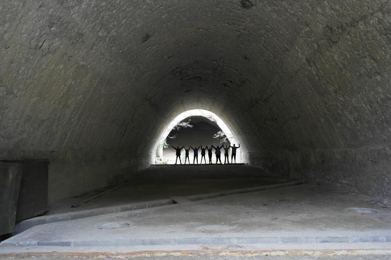 8 elever står i enden av et tunnel. De holder hverandre i hånden (Foto/Photo)