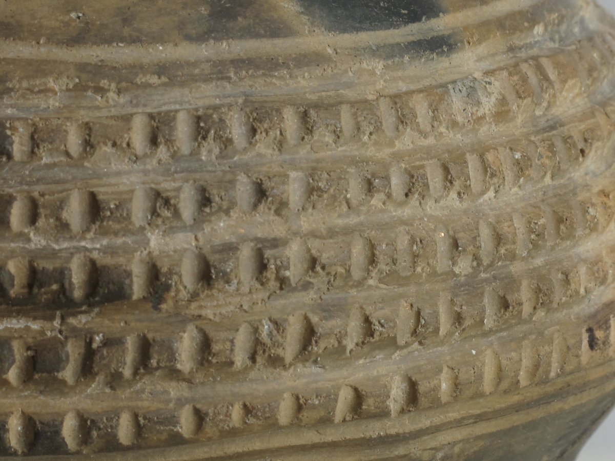 "Vorte"beger avbildet Bøe: Keramikk, fig. 137, omtalt s. 100 og s. 105. Det hesteskoformete mønster som finnes på skulderen, omgir også bunnen, som er noe oppdrevet. En del restaurert. 
