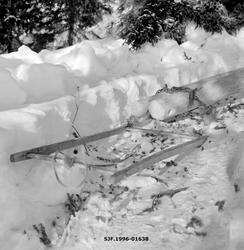 Dragstutting for transport av tømmer med handmakt.  Fotograf