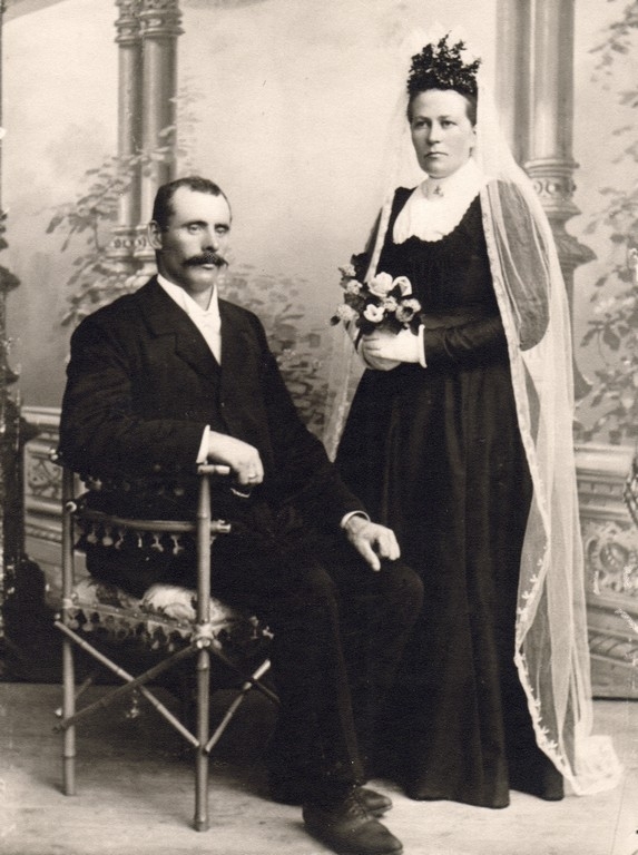 Brudebilde av Sofie Olsdtr. f. Sviland (1876 - 1965) og Peder Martinius Sæland (1870 - 1956)