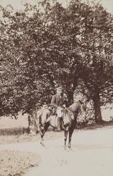 August Wetlesen til hest.