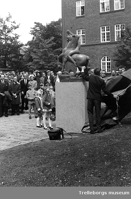 Museet, avtäckning av Axel Wallenbergs” Pojke tyglande hästar” 10/6 1967 , I samband med att Skyttsgården, stadens gamla sjukhus byggdes om till museum. Närvarande landshövding Gösta Netzén.