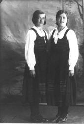 F.v: Solveig Hove (f. 1914 g. Lund) og Kristine Hove (f. 191