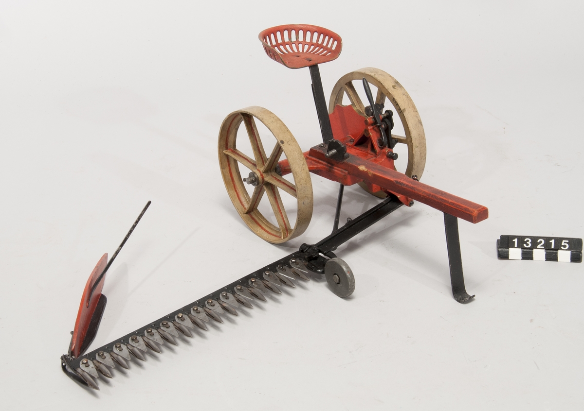 Modell av slåttermaskin. Troligen originalmodellen.