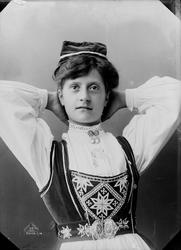 Portrett av ukjent kvinne i bunad, 1907.