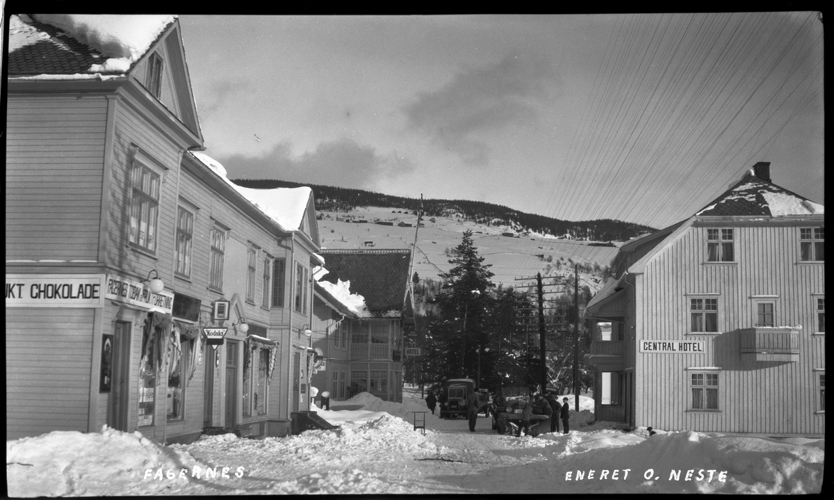 Gullhagen-gården, Elvely hotell og Central hotell, langs snødekt gate med mennesker, biler og spark