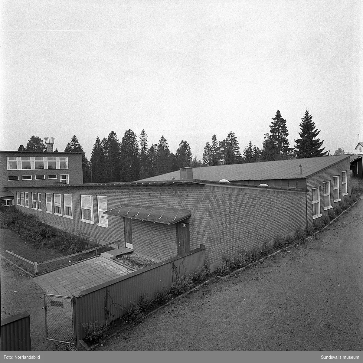 Kyrkmons skola i Njurundabommen. Exteriörbilder. - Sundsvalls museum ...