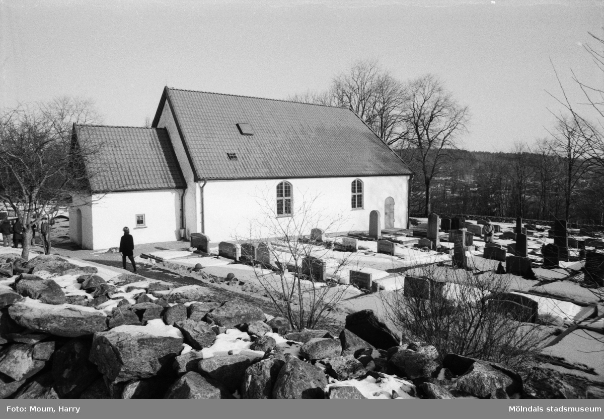 Kållereds kyrka, exteriör, år 1984.

Fotografi taget av Harry Moum, HUM, Mölndals-Posten, vecka 8, år 1984.