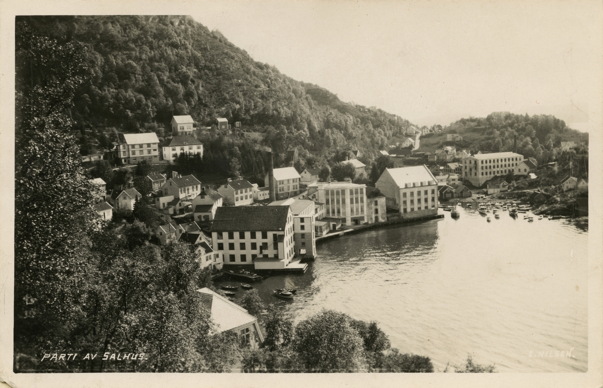 Trikotasjefabrikk i Salhus, rundt ei mil frå Bergen sentrum. Fabrikken var i drift frå 1859 til 1989, og produserte undertøy i ull og bomull, strømper, islendarar, sport- og fritidsklede. No held Norsk Trikotasjemuseum til i fabrikklokala.