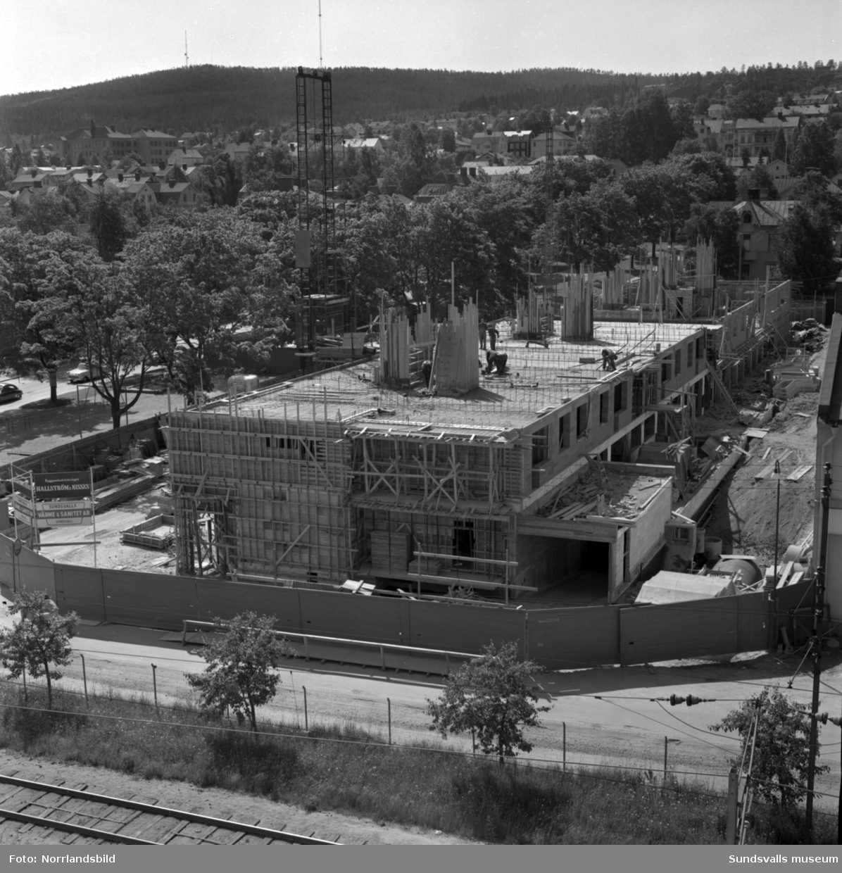Bygge av flerfamiljshus vid Södra Järnvägsgatan-Esplanaden.