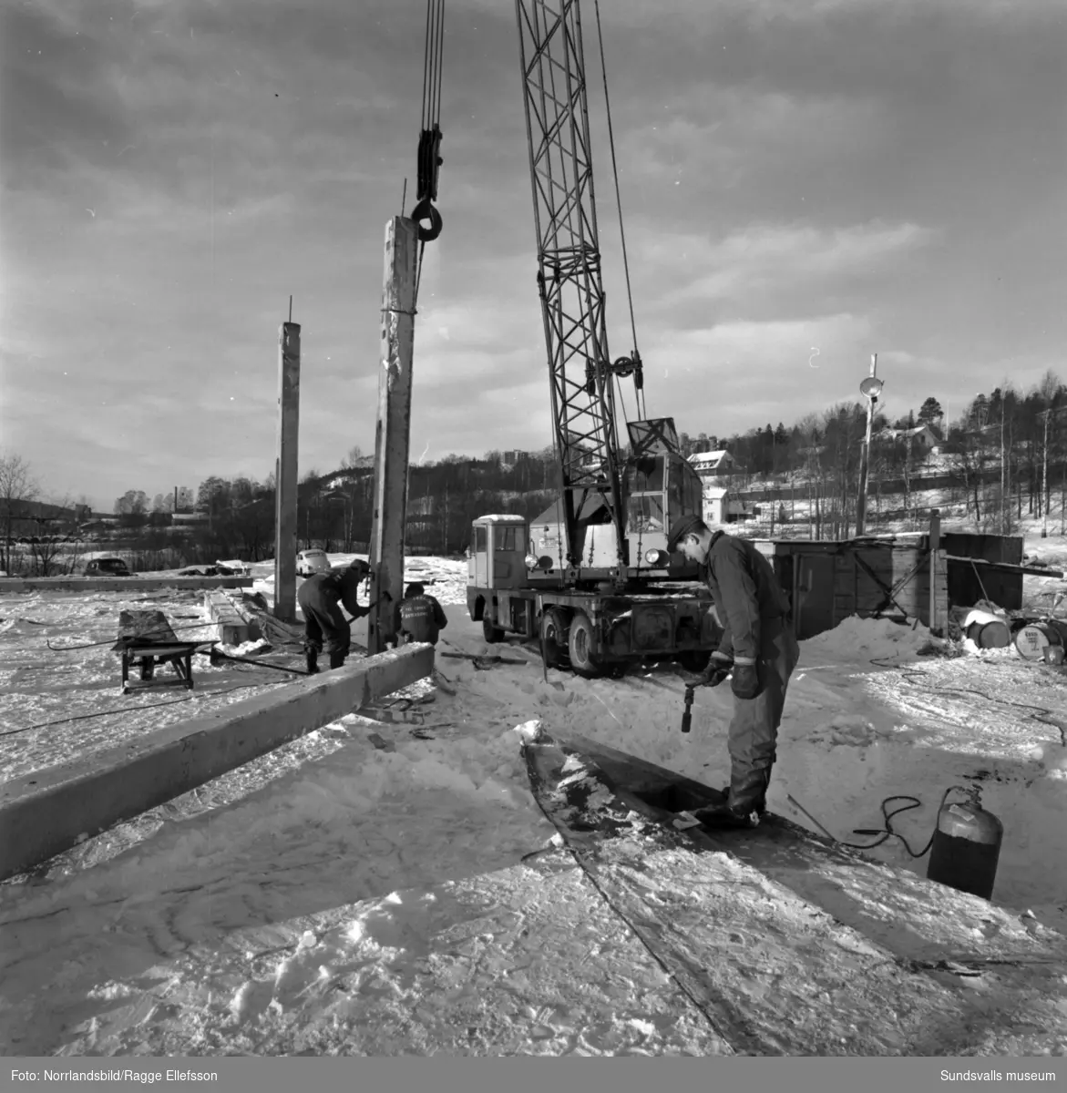 Montering av betongpelare vid Elektro Helios bygge vid Heffnersvägen.