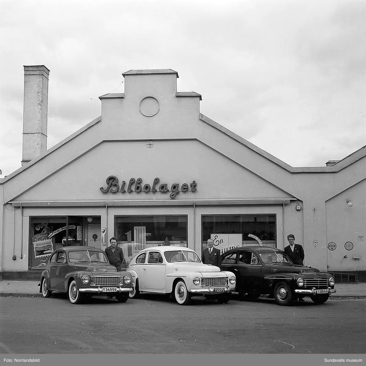 Tre Volvo PV är uppställda på Bergsgatan 6 utanför Bilbolagets gamla, numera rivna, lokaler.