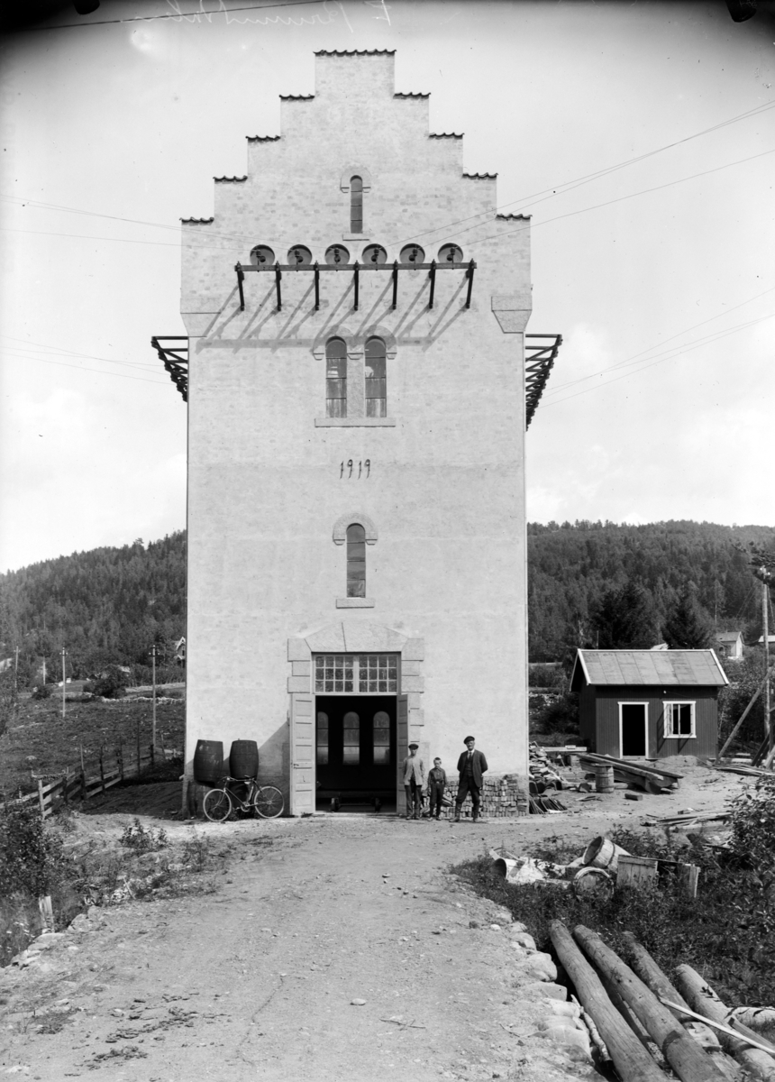 Transformatorstasjon. Sekundærstasjonen i Brumunddal, bygget 1919. 3 ukjente. Hamar Vang og Furnes kommunale kraftselskap.