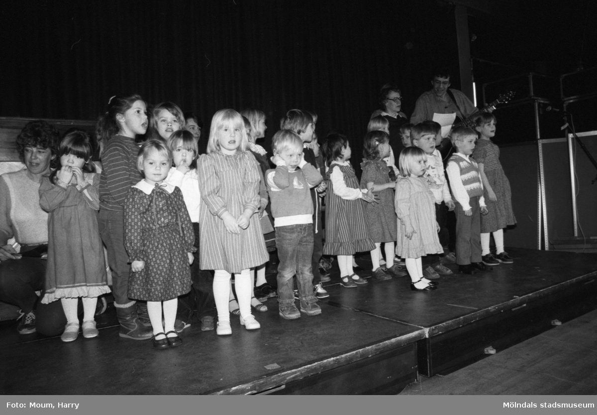 Barn från Sinntorp daghem sjunger under Lindome kulturdagar på Almåsgården i Lindome, år 1984.

För mer information om bilden se under tilläggsinformation.