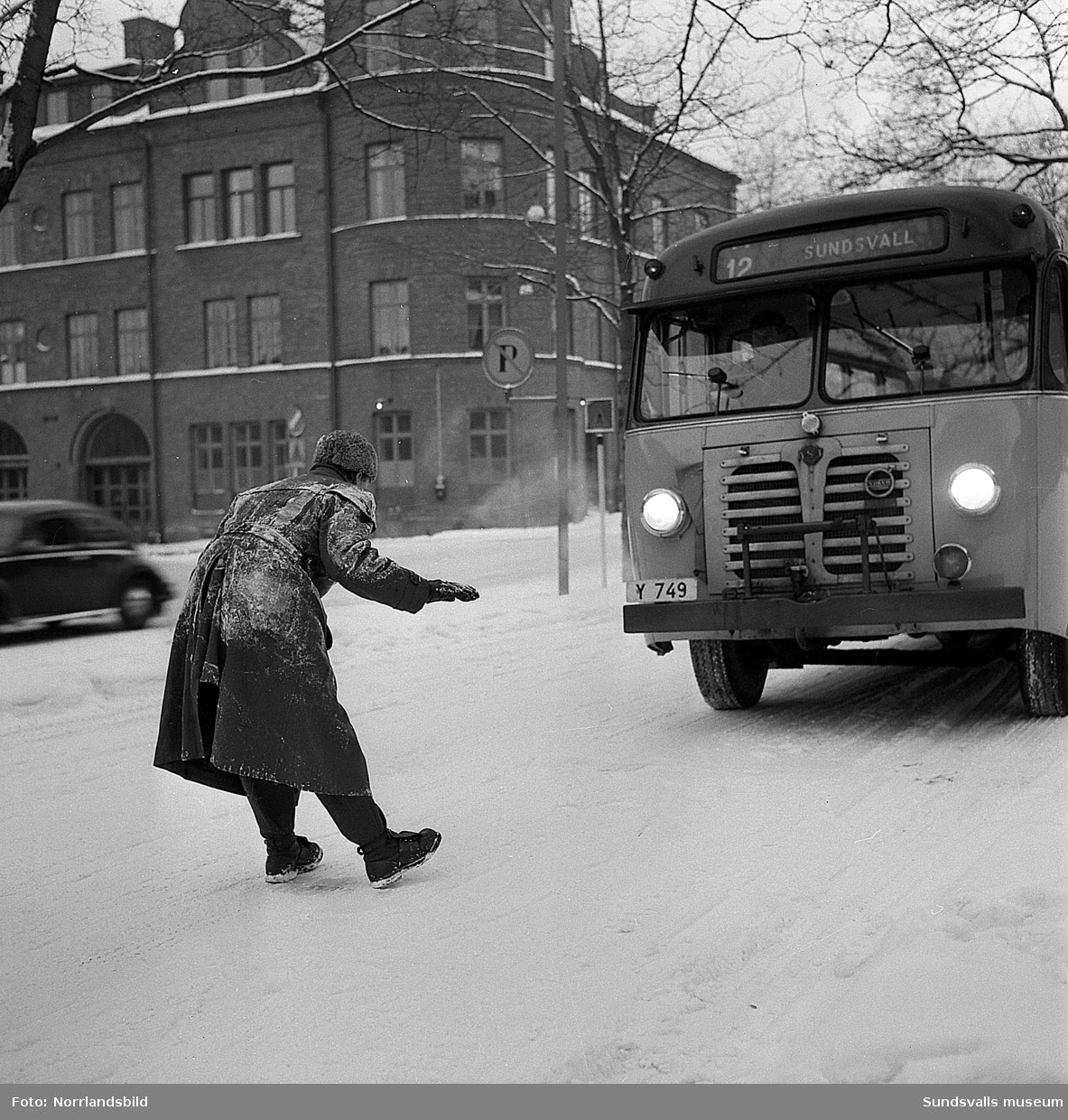 Bilinspektionen (föregångare till Svensk bilprovning) kontrollerar en buss på Skolhusallen. I bakgrunden gamla brandstationen.