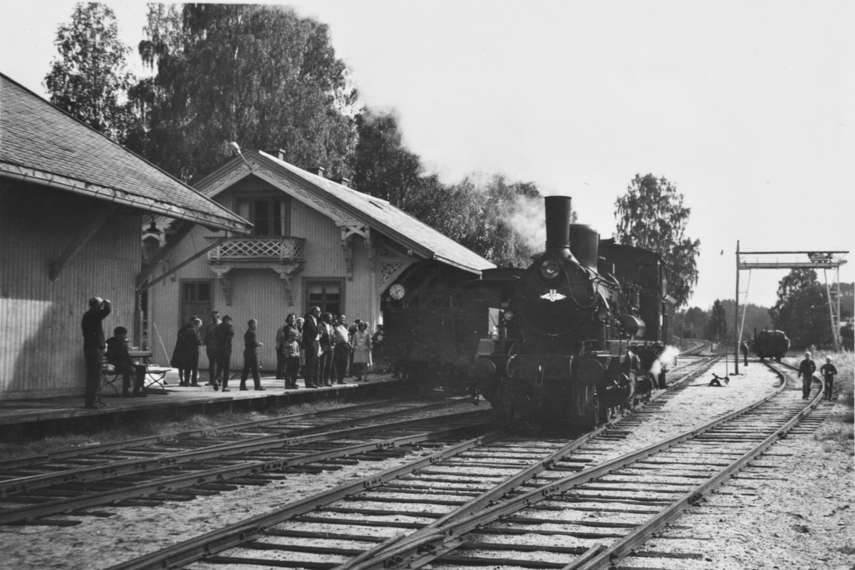 A/L Hølandsbanens veterantog har ankommet Krøderen stasjon. Damplokomotiv 18c 245 er koblet fra toget og skal snus på svingskiven.