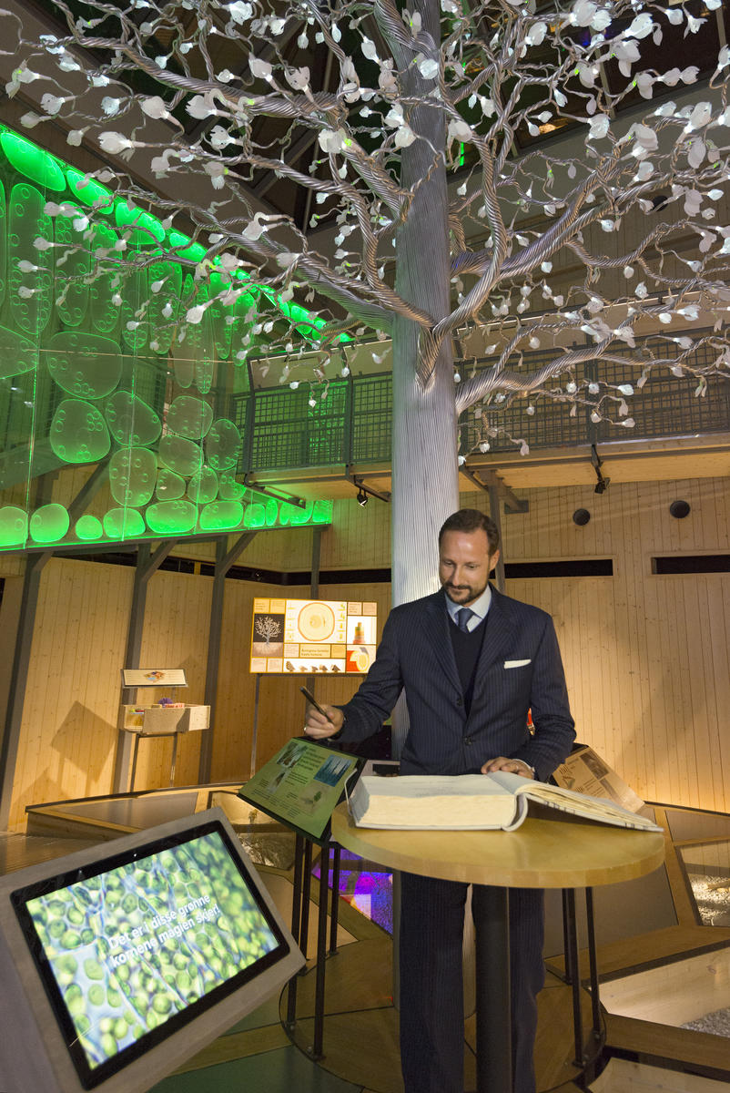 Kronprins Haakon signerer gjesteboka under åpningen av utstillingen "Det fantastiske treet" 26/1 2016 (Foto/Photo)