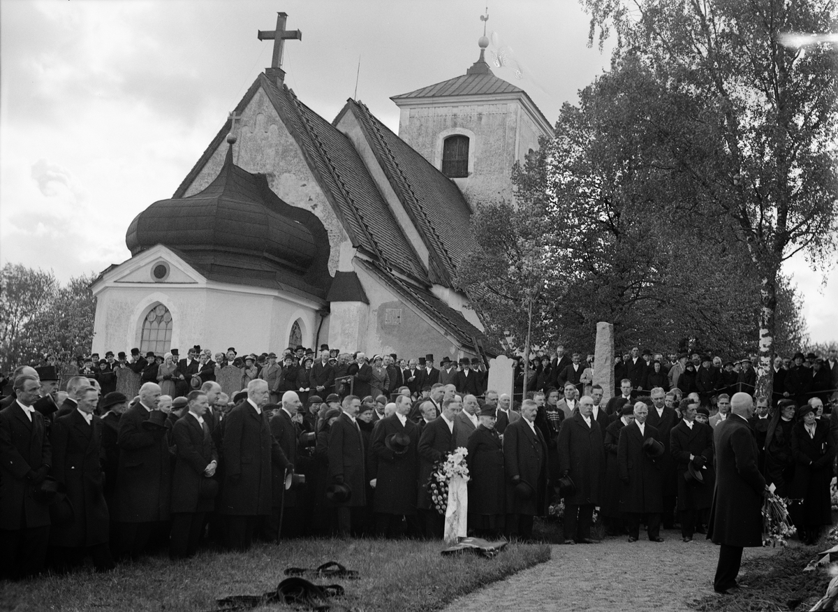 "Från kransnedläggningen vid graven" på kyrkogården vid Lena kyrka -  friherre Fredrik von Essens jordfästning