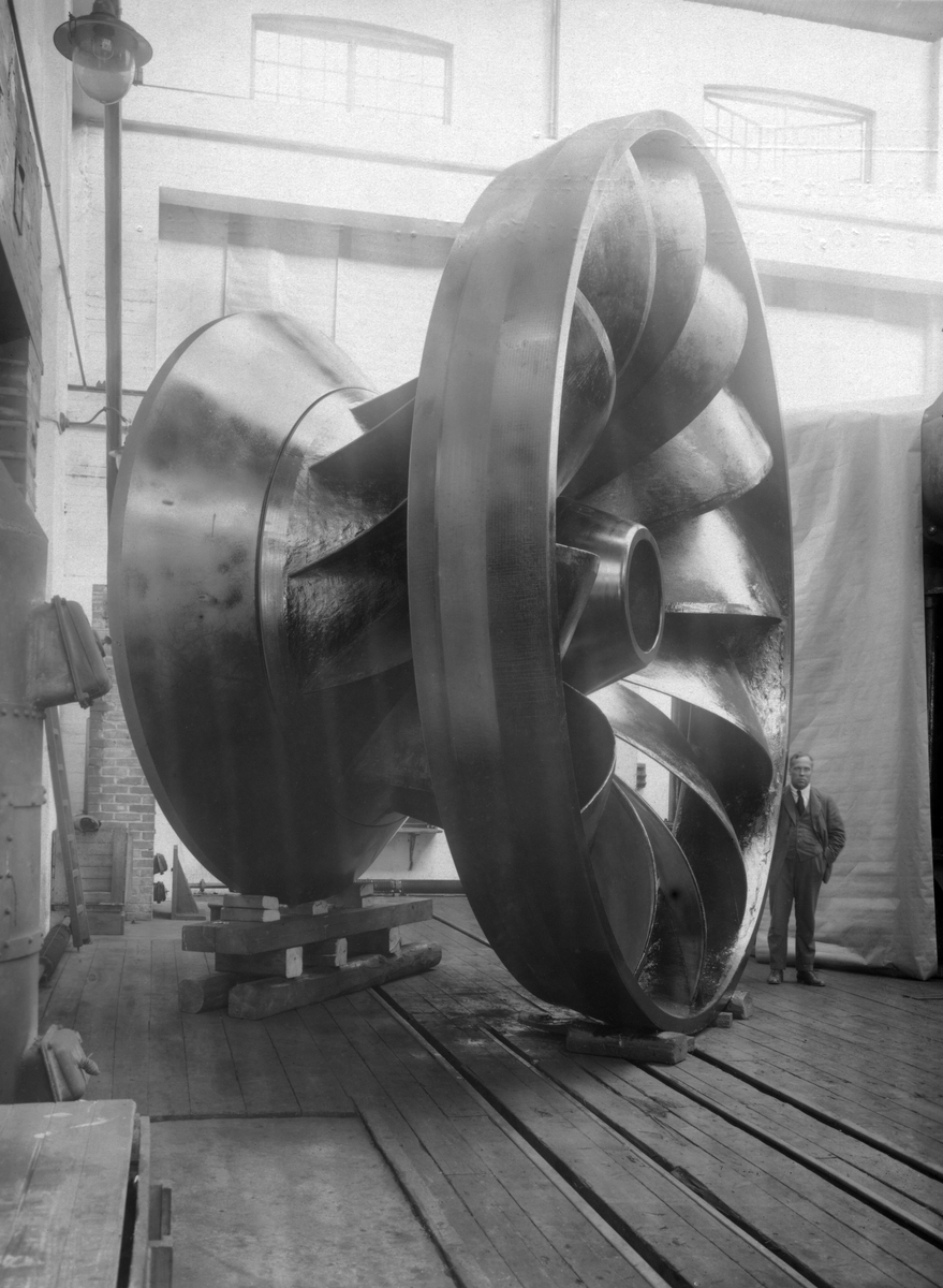 Elektriska maskiner. Löphjulet för en av turbinerna till Volhov Kraftverk, Ryssland. He = 10,5 meter, N = 8 x 11 500 hk, n = 75 varv/min.