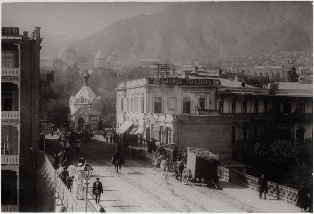 Motiv från Tiflis.
Bilden ingår i två stora fotoalbum efter direktör Karl Wilhelm Hagelin som arbetade länge vid Nobels oljeanläggningar i Baku.
