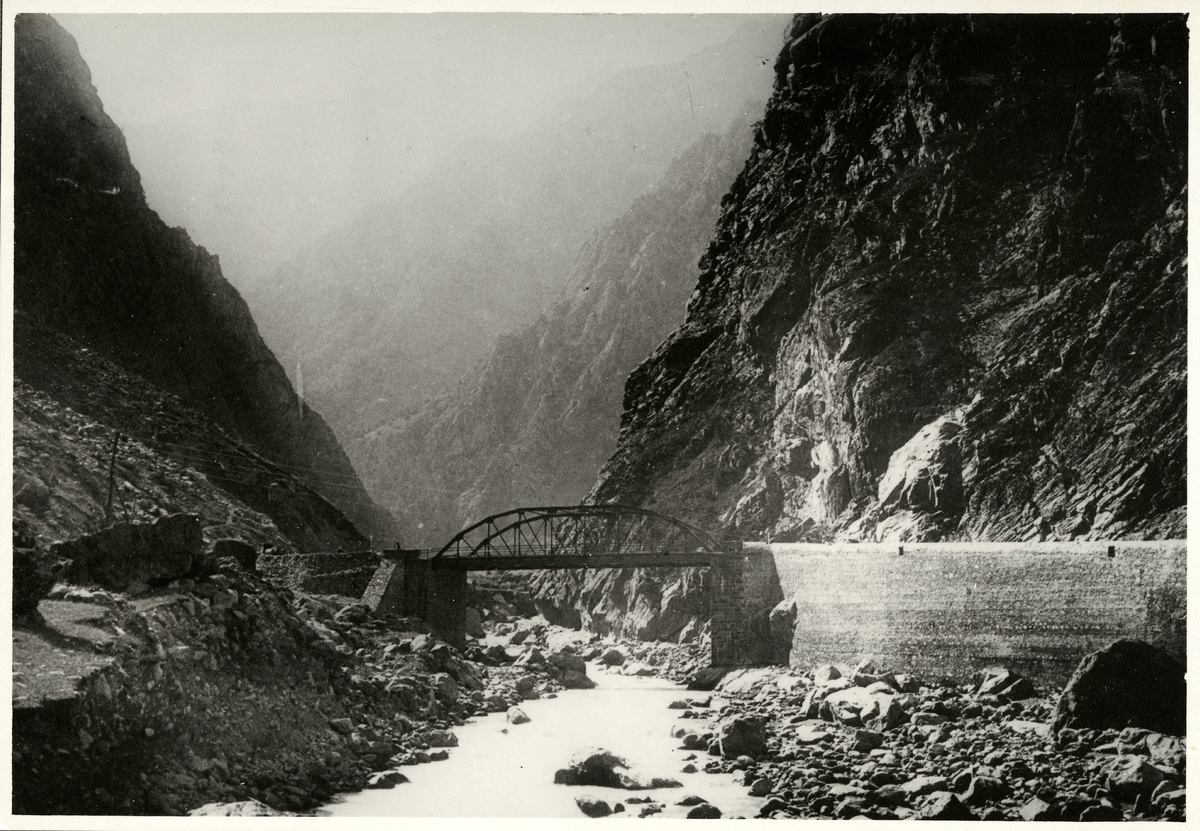Djävulsbron i Darialklyftan. Grusinska härvägen, Kaukasus.
Bilden ingår i två stora fotoalbum efter direktör Karl Wilhelm Hagelin som arbetade länge vid Nobels oljeanläggningar i Baku.