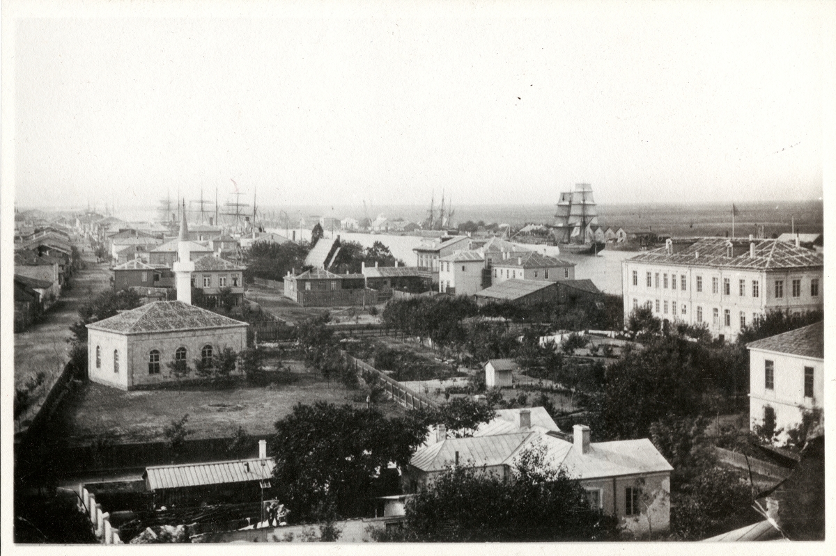 Sulina 1887.
Bilden ingår i två stora fotoalbum efter direktör Karl Wilhelm Hagelin som arbetade länge vid Nobels oljeanläggningar i Baku.
