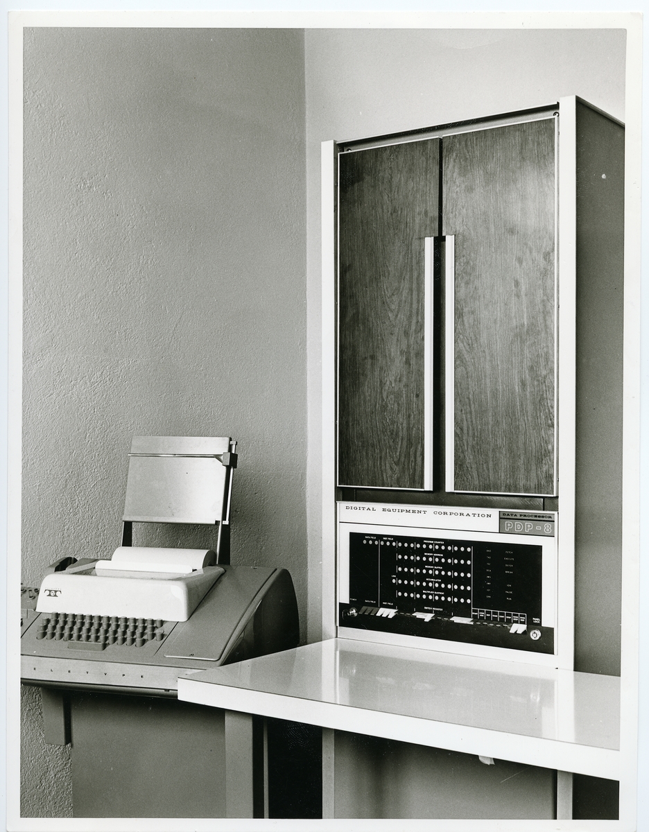 Bild från Ingmar Jungners berättelse om Autochemist.
Berättelsen finns i arkivet, serie: xxx
Bildtext:
"Fig. 15c (höger). Datamaskinen PDP-8 (Digital Equipment) med operatörs-teletypewriter."