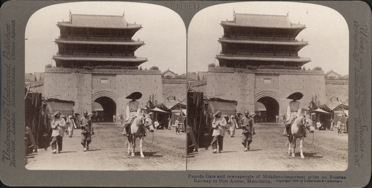 Stereobild av människor framför Pagoda Gate, Mukden, ett viktig plats på den Ryska järnvägen till Port Arthur, Manchuria.