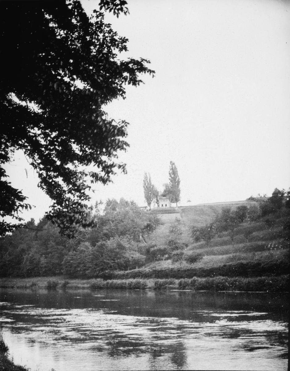 Skioptikonbild med motiv vid flod, Theresienhain, Bamberg.
Bilden har förvarats i kartong märkt: Resan 1907. Bamberg. 20. Text på bild: "Från Theresienhain".