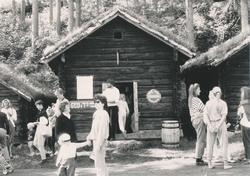 Salg av snop fra ei av kirkebuene ved Sunnmøre Museum på Mus
