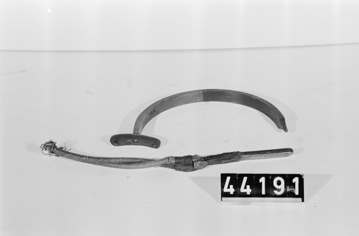 Amperemeter, två st. detaljer: Permanentmagnet, halvcirkelformig, samt kontaktdon. Thomsons konstruktion, med reglerbar känslighetsgrad och med tillhörande halvcirkelformig permanent magnet. Märkt på ampèremetern: "Sir W. Thomson's Patent No 93 J.White Glaskow", på plinten: "No 93" och på magneten "10.34 Dec 7th 11 83".
