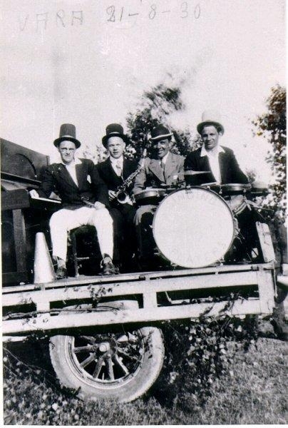 Dansband. "Singing Players". Vara dansbana 21 aug. 1930. Från vänster: Gösta Alexandersson, Johannes Andersson, Gösta Olsson, Björn Brodén.