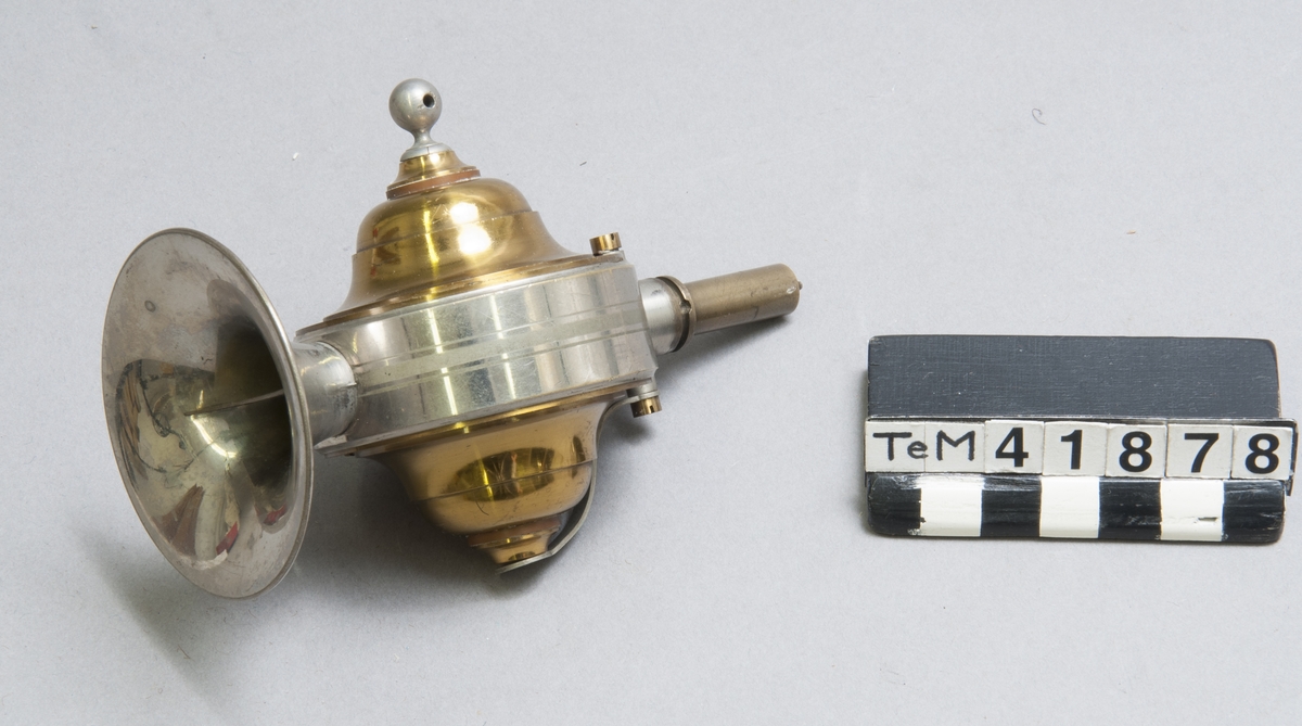 Tre st. mikrofoner med dubbla membran. Vikt: 0,6 x 3 kg. Märkta: TM41878-1, TM41878-2, TM41878-3.
