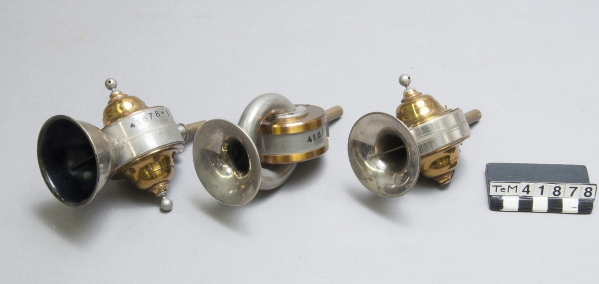 Tre st. mikrofoner med dubbla membran. Vikt: 0,6 x 3 kg. Märkta: TM41878-1, TM41878-2, TM41878-3.