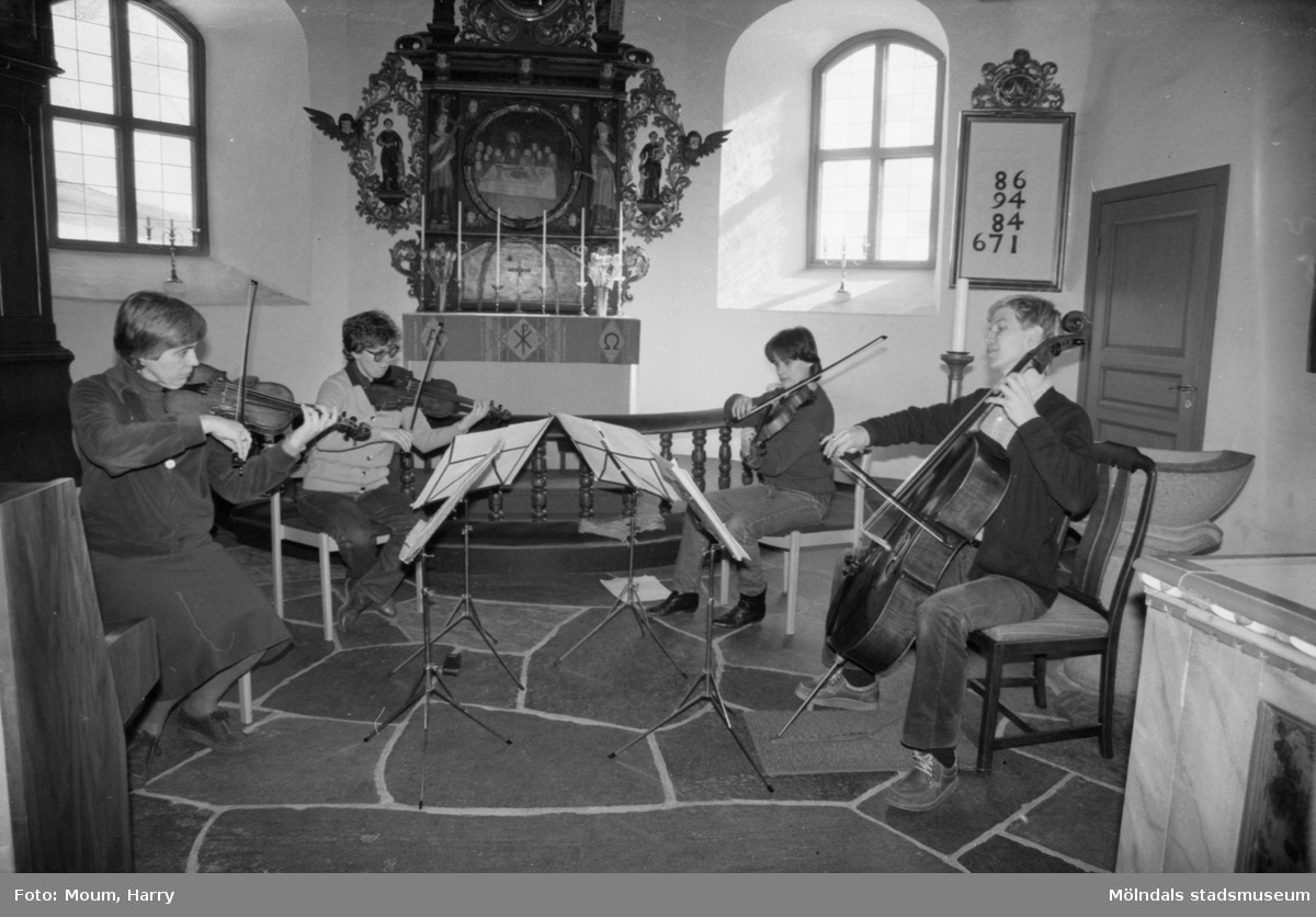 Stenhammarkvartetten med Lisbeth Vecchi, Ingrid Johansson, Malin Frankmar och Erik Hammarberg spelas in i Kållereds kyrka för grammofonutgivning, år 1984.

För mer information om bilden se under tilläggsinformation.