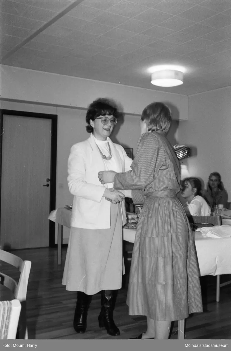 Gospelkören Seier från Mölndals vänort i Norge gästar Kållered, år 1984. Körledarna Björg Höyang och Eva Karlsson.

För mer information om bilden se under tilläggsinformation.