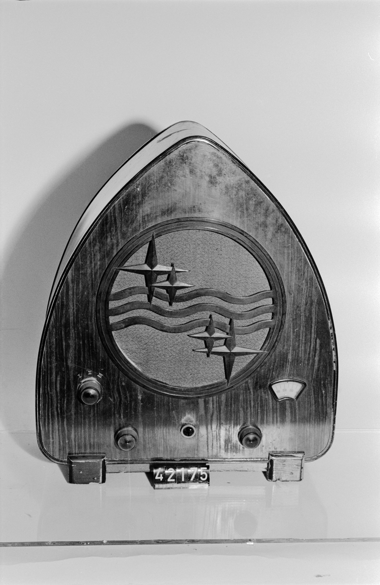Radiomottagare med tre elektronrör, magnetisk högtalare.
Philips typ 930 C, nr 12262 F.