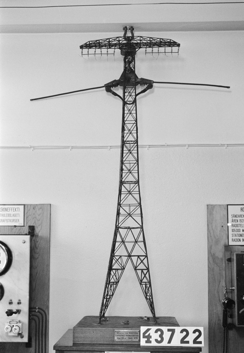 Modell av antenntorn för "multiple tuned antenna" avsedd för alternatorsändaren i Grimeton vilken uppfördes under åren 1922-1924. Av trämassa, i skala 1:75. De sex tornen var i verkligheten 125 m höga. Till rundradiosändaren i Motala användes torn som var av samma konstruktion, bortsett från överliggaren.