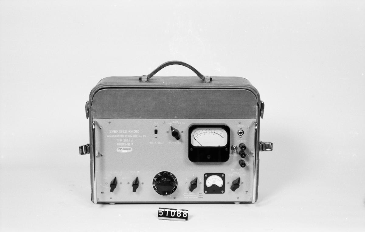 Mikrofonförstärkare med anslutningsdon för batteriförsörjning samt lock. Förstärkaren av märke. Philips-Nefa, Typ: 2891 A, Nr: 93 i klädd trälåda där även Likriktare TeM51089 ligger. Även märkt: rr-museet öst 26.