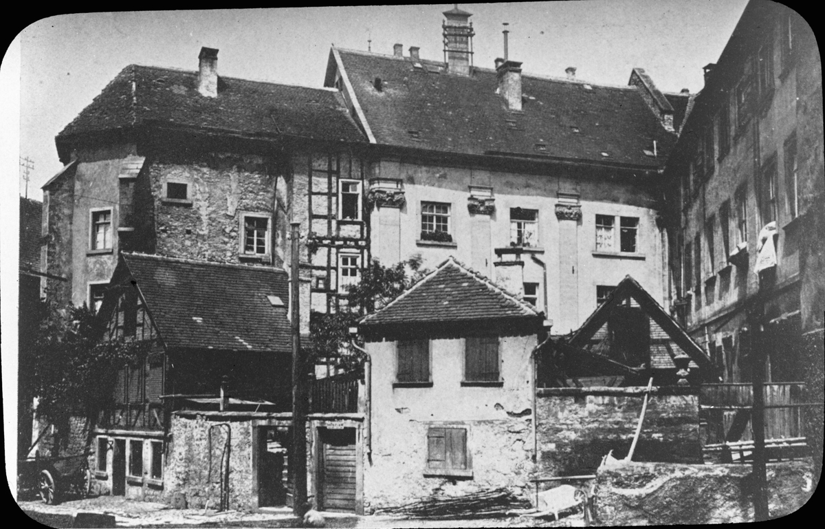Skioptikonbild med motiv från Wimpfen.
Bilden har förvarats i kartong märkt: Resan 1908. Wimpfen 8. XXIV.. Text på bild: "Das Hospital zum Heiligen Geist".