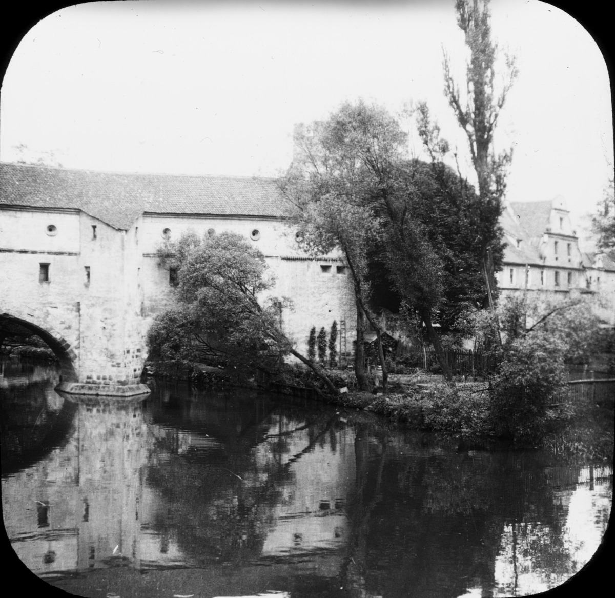 Skioptikonbild med motiv av bron Stadtbrille i stadsmuren Amberg.
Bilden har förvarats i kartong märkt: Bamberg 7. Amberg 3.