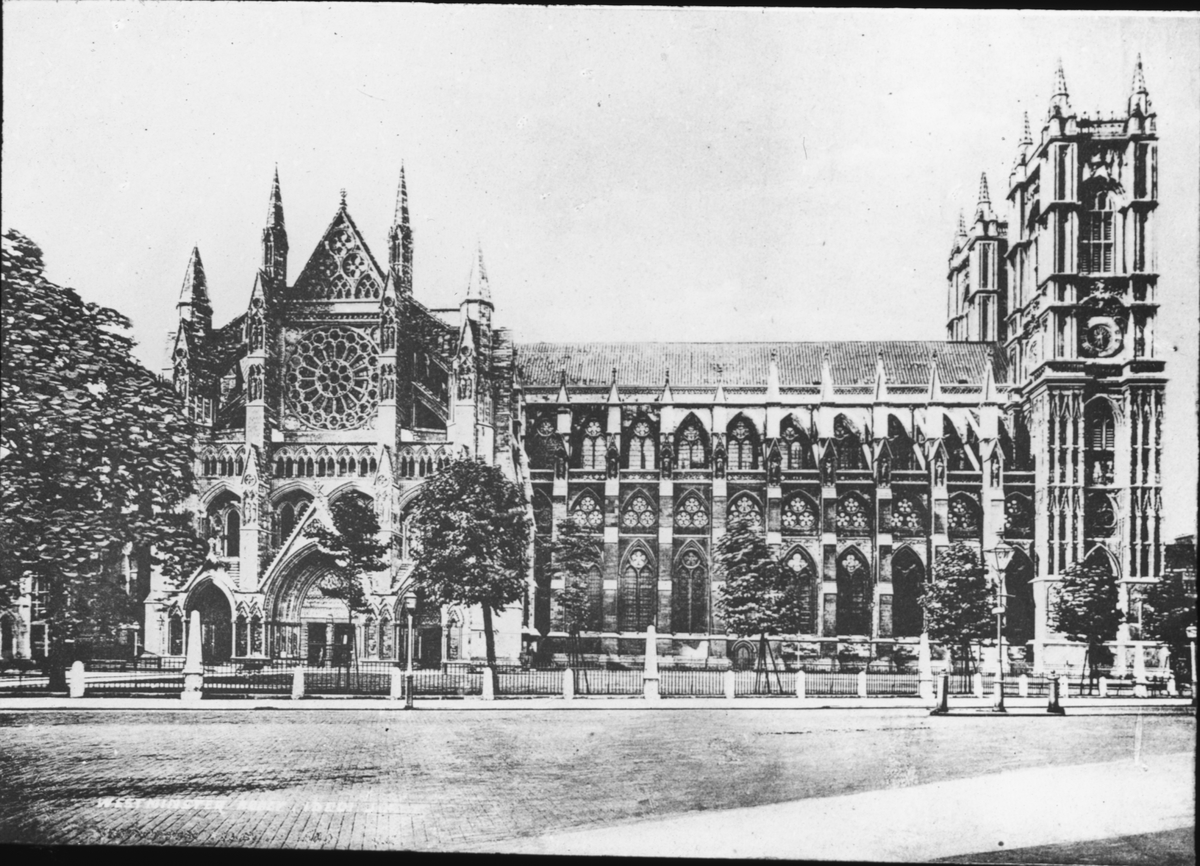 Skioptikonbild med motiv av katedralen Westminster Abbey.
Bilden har förvarats i kartong märkt: ?
