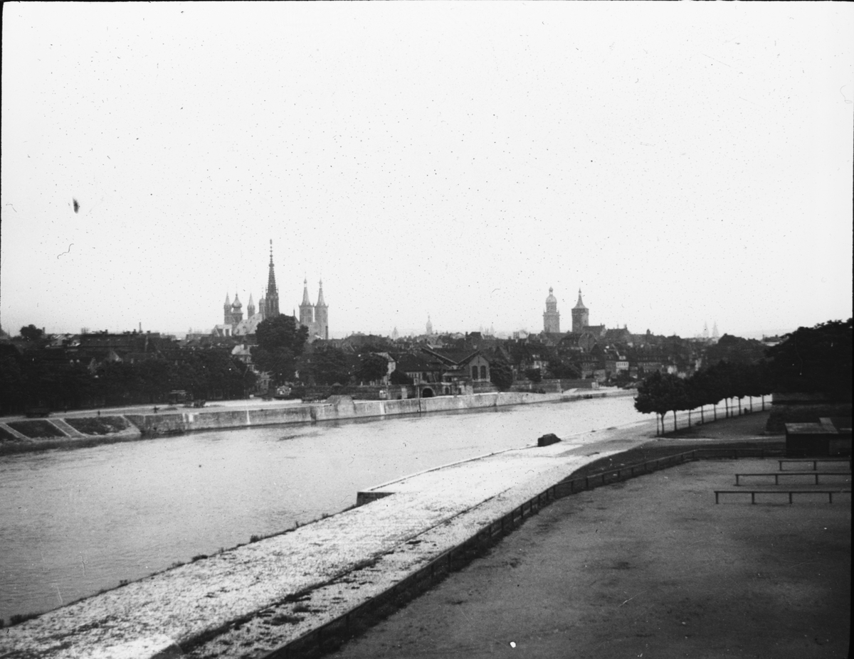 Skioptikonbild med motiv av vy över Würtzburg vid floden Main.
Bilden har förvarats i kartong märkt: ?