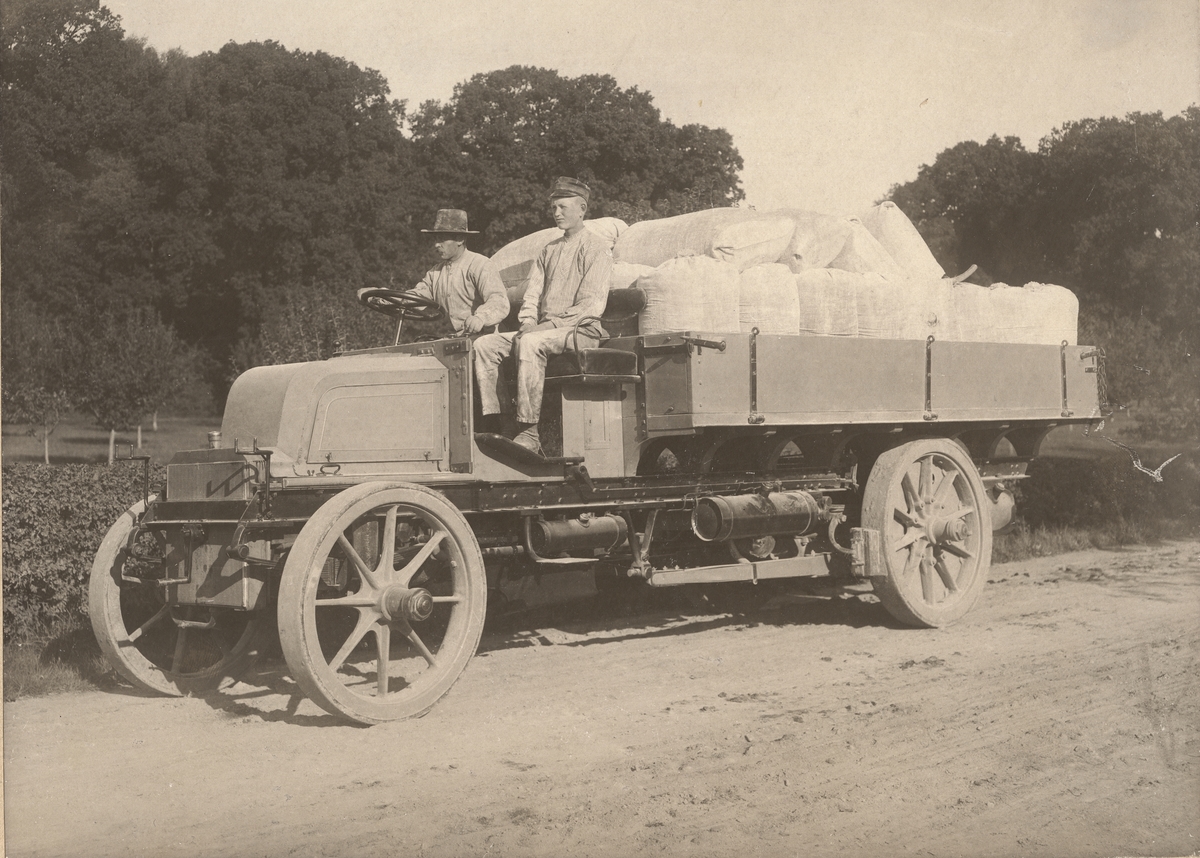 Mjöltransport på tysk lastbil ca 1900.