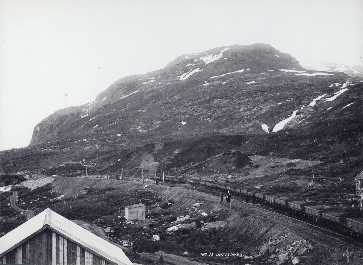 Motiv från Låktatjåkko. Järnvägsspåret skönjes i förgrunden samt det intill belägna grustaget. Bilden vann pris i Svenska Turistförenigens Fotografiska Pristävlan 1902.