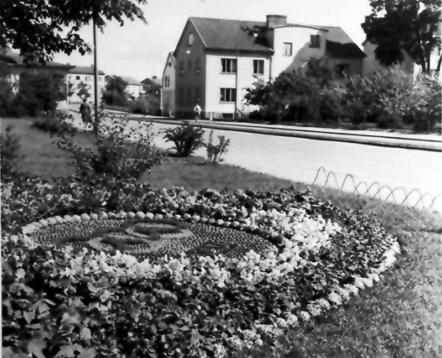 "Plantering i Järnvägsparken". 
Till vänster Missionskapellet. Från utställningen "Falköping i bild" 1952.
